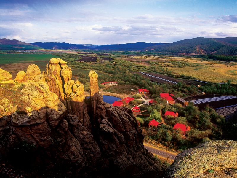 岩像鹤立鸡群那样高高突起在群山之中,成为大兴安岭的一大地貌景观