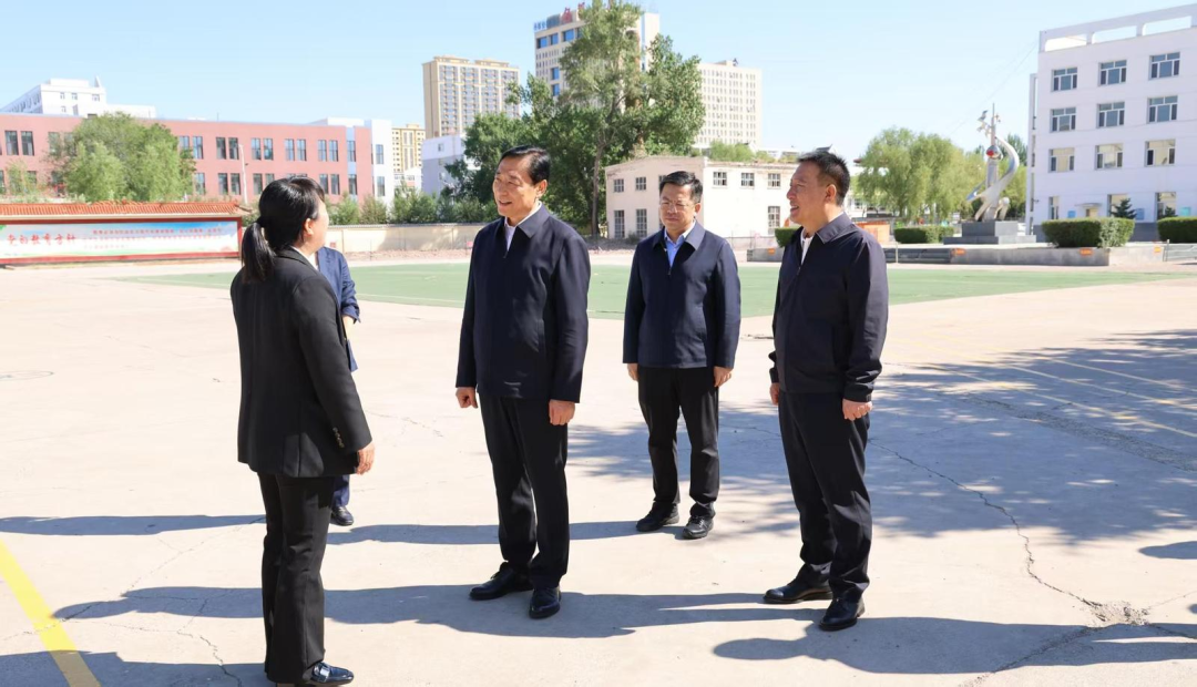 苏和到乌兰浩特市调研教育工作